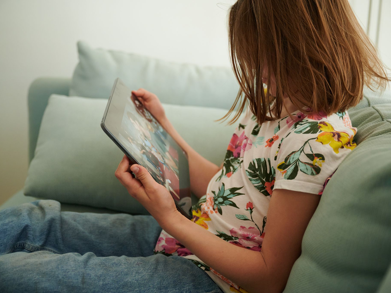 Kinder und Jugendliche sind im Netz vielen Gefahren ausgesetzt - Experten von Jugendschutz.net registrierten mehr als 15.000 Jugendschutzverstöße im vergangenen Jahr. (Symbolbild) - Foto: Annette Riedl/dpa