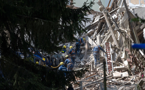 Wettlauf gegen die Zeit - per Hand wird nach Vermissten gesucht. - Foto: Paul Glaser/dpa