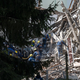 Wettlauf gegen die Zeit - per Hand wird nach Vermissten gesucht. - Foto: Paul Glaser/dpa