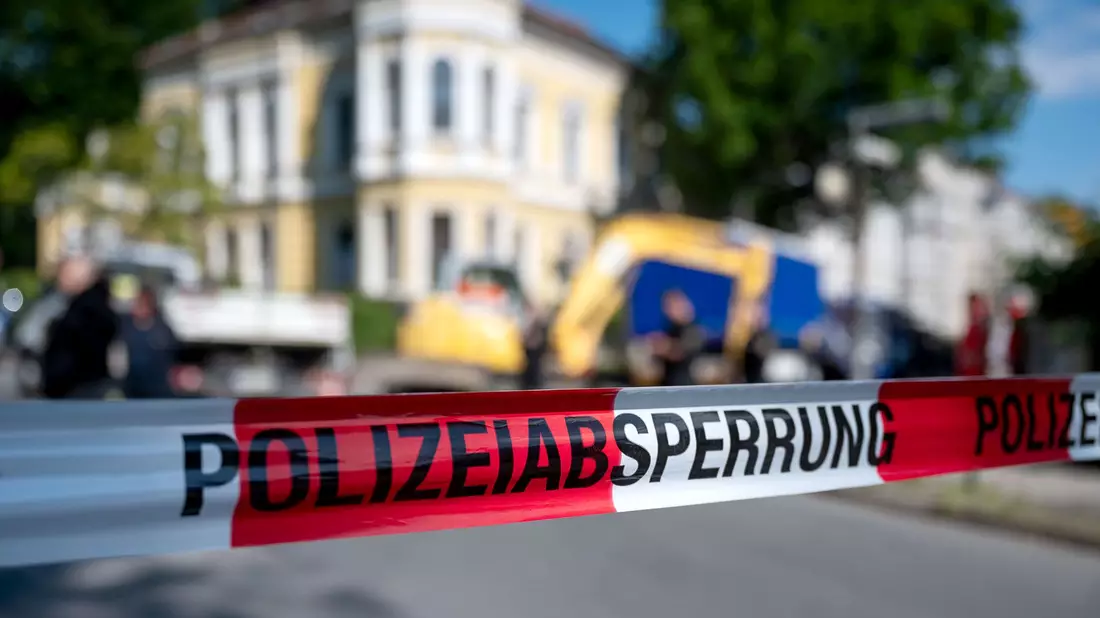 Das Gebiet um die Einsturzstelle ist weiträumig abgesperrt. - Bild: Paul Glaser/dpa