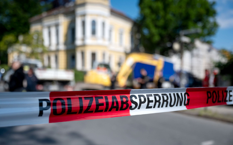 Das Gebiet um die Einsturzstelle ist weiträumig abgesperrt. - Foto: Paul Glaser/dpa