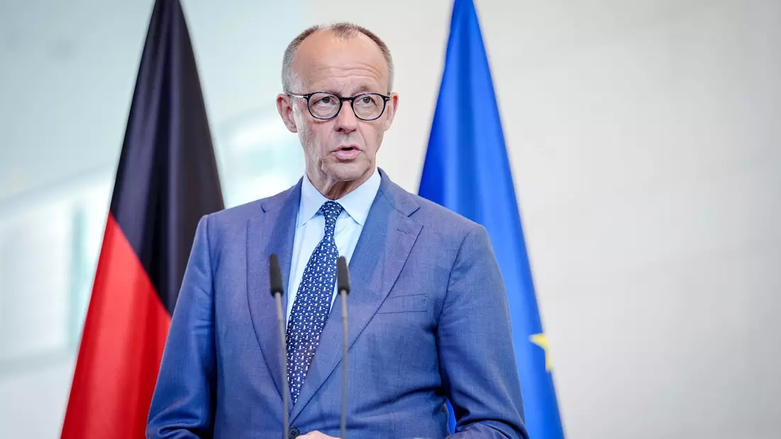 Merz sagt bei einer Pressekonferenz im Kanzleramt, er freue sich auf den Besuch bei den SPD-Abgeordneten. - Bild: Kay Nietfeld/dpa