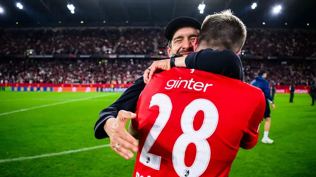 Zwei wichtige Erfolgsfaktoren: Trainer Julian Schuster (hinten) und Matthias Ginter (vorn). (Archivbild) - Bild: Tom Weller/dpa