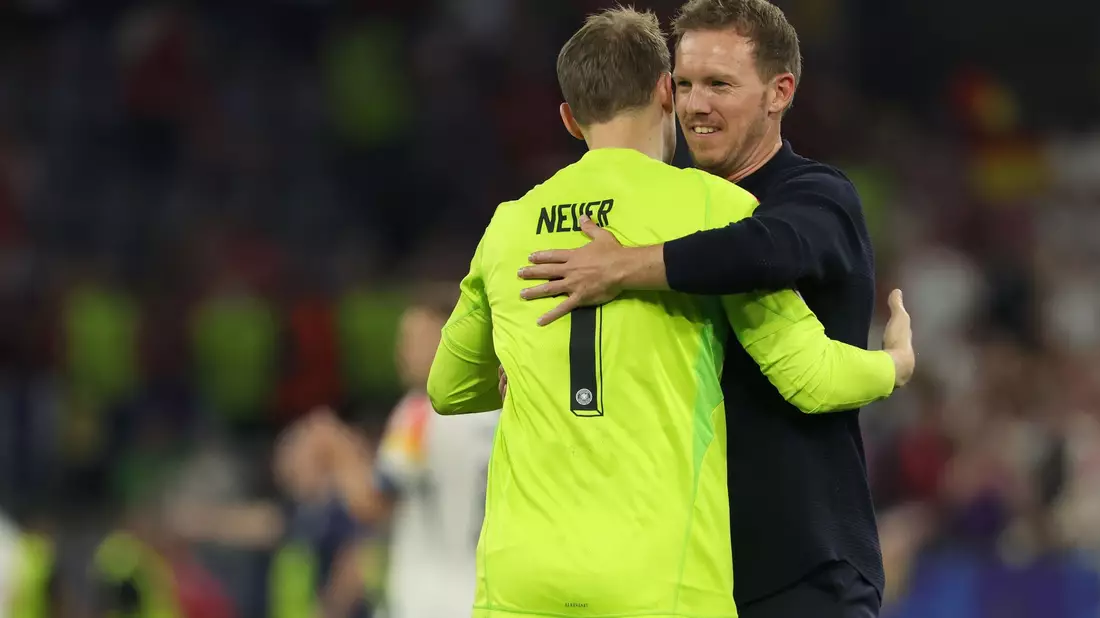 Bundestrainer Nagelsmann umarmt Torwart Neuer. (Archivbild) - Bild: Christian Charisius/dpa