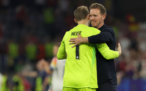 Bundestrainer Nagelsmann umarmt Torwart Neuer. (Archivbild) - Foto: Christian Charisius/dpa