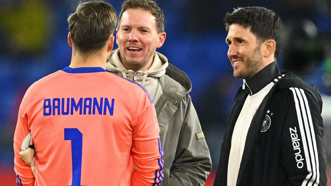 Bundestrainer Nagelsmann (M) spricht mit Oliver Baumann (l). (Archivbild) - Bild: Tom Weller/dpa