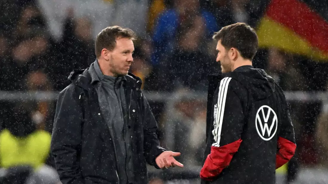 Bundestrainer Nagelsmann (l) bespricht sich mit seinem Assistenten Benjamin Glück. (Archivbild) - Bild: Federico Gambarini/dpa
