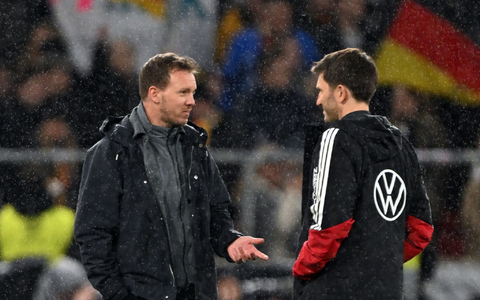 Bundestrainer Nagelsmann (l) bespricht sich mit seinem Assistenten Benjamin Glück. (Archivbild) - Foto: Federico Gambarini/dpa