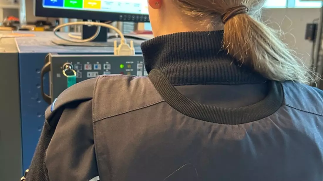 HZA-DU: Anwärterin des Hauptzollamts Duisburg deckt Schmuggel von Goldschmuck am Flughafen Weeze auf - Bild: presseportal.de