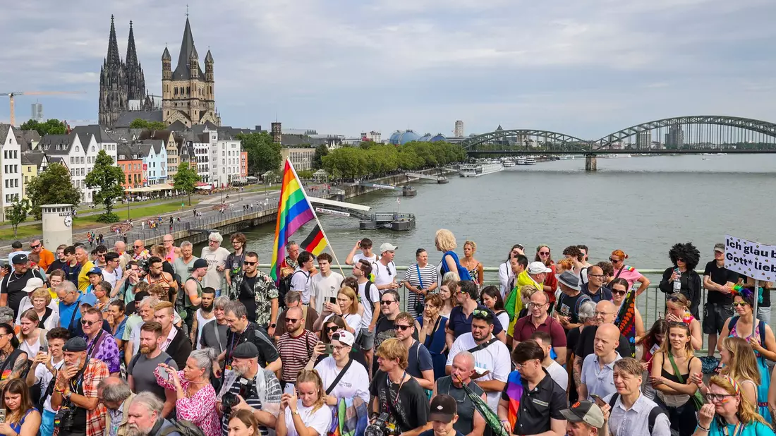 Alle Jahre wieder am ersten Juli-Wochenende gibt es in Köln die große Pride-Demo. (Archivbild) - Bild: Christoph Reichwein/dpa