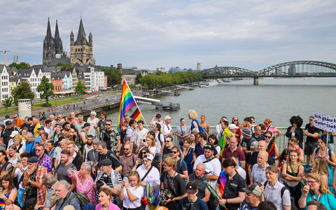 Alle Jahre wieder am ersten Juli-Wochenende gibt es in Köln die große Pride-Demo. (Archivbild) - Foto: Christoph Reichwein/dpa