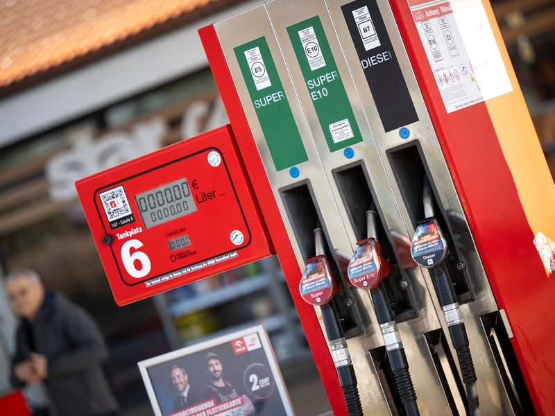 Jede fünfte Tankstelle verstößt gegen die 12-Uhr-Regel bei den Kraftstoffpreisen. (Archivbild)  - Foto: Philip Dulian/dpa