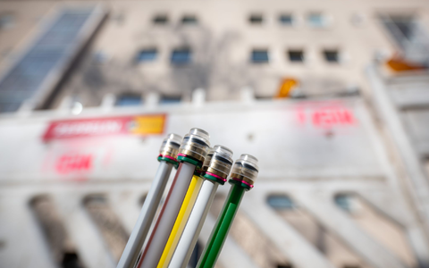 Das Angebot wächst, das Interesse ist aber nicht allzu hoch: Internet über Glasfaser-Kabel. - Foto: Sebastian Gollnow/dpa