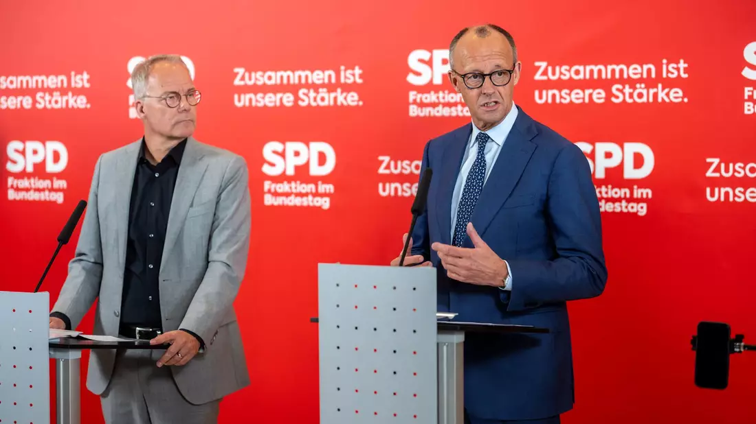 Kanzler Friedrich Merz (CDU) und SPD-Fraktionschef Matthias Miersch sprechen vor der Sitzung der SPD-Bundestagsfraktion vor Pressevertretern. - Bild: Kay Nietfeld/dpa