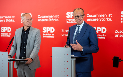 Kanzler Friedrich Merz (CDU) und SPD-Fraktionschef Matthias Miersch sprechen vor der Sitzung der SPD-Bundestagsfraktion vor Pressevertretern. - Foto: Kay Nietfeld/dpa
