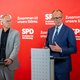 Kanzler Friedrich Merz (CDU) und SPD-Fraktionschef Matthias Miersch sprechen vor der Sitzung der SPD-Bundestagsfraktion vor Pressevertretern. - Foto: Kay Nietfeld/dpa