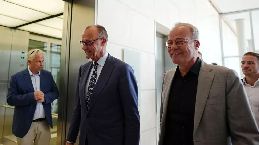 Merz war zuletzt vor seiner Wahl zum Kanzler zu Besuch bei der SPD-Fraktion. - Bild: Kay Nietfeld/dpa
