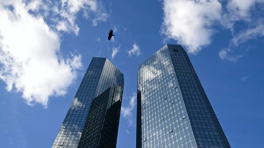 Die Deutsche Bank setzt auf KI, etwa um Kreditvergaben zu beschleunigen (Archivbild) - Bild: Arne Dedert/dpa