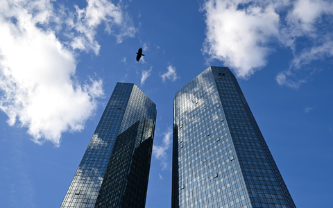 Die Deutsche Bank setzt auf KI, etwa um Kreditvergaben zu beschleunigen (Archivbild) - Foto: Arne Dedert/dpa