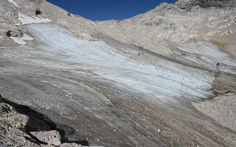 Der Klimawandel trifft auch Deutschland. Hier ein schmelzender Gletscher auf der Zugspitze. - Foto: Angelika Warmuth/dpa