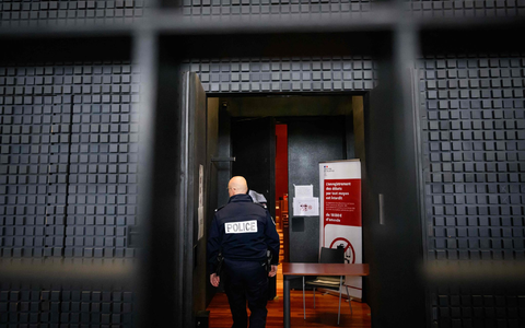Der sogenannte Maskenmann hat vor Gericht in Frankreich bestritten, den kleinen Jonathan getötet zu haben. - Foto: Loic Venance/AFP/dpa