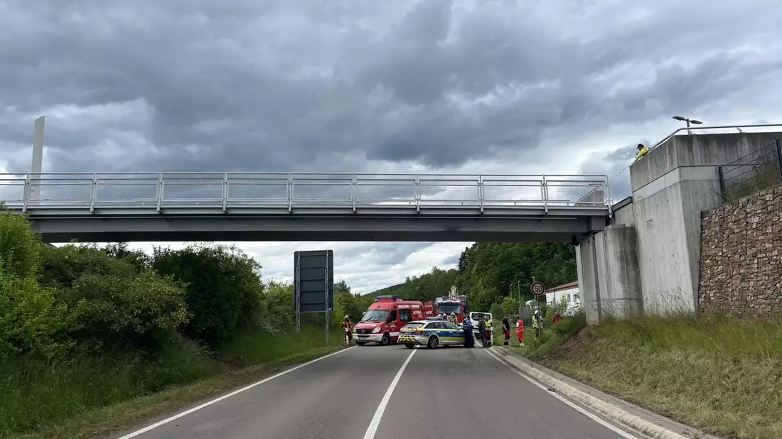 POL-PPWP: Lkw rammt Fußgängerbrücke - Bundesstraße gesperrt - Bild: presseportal.de