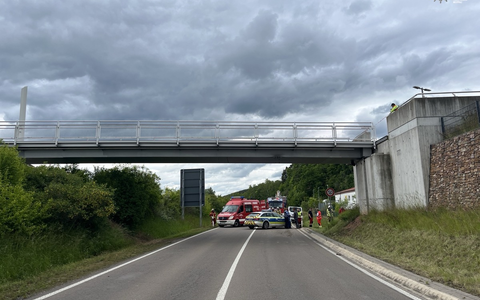 POL-PPWP: Lkw rammt Fußgängerbrücke - Bundesstraße gesperrt - Foto: presseportal.de