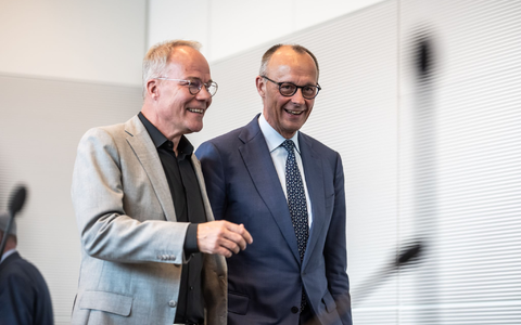 Gute Laune bei SPD-Fraktionschef Miersch und Kanzler Merz, zumindest für diesen Tag. - Foto: Michael Kappeler/dpa
