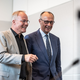 Gute Laune bei SPD-Fraktionschef Miersch und Kanzler Merz, zumindest für diesen Tag. - Foto: Michael Kappeler/dpa