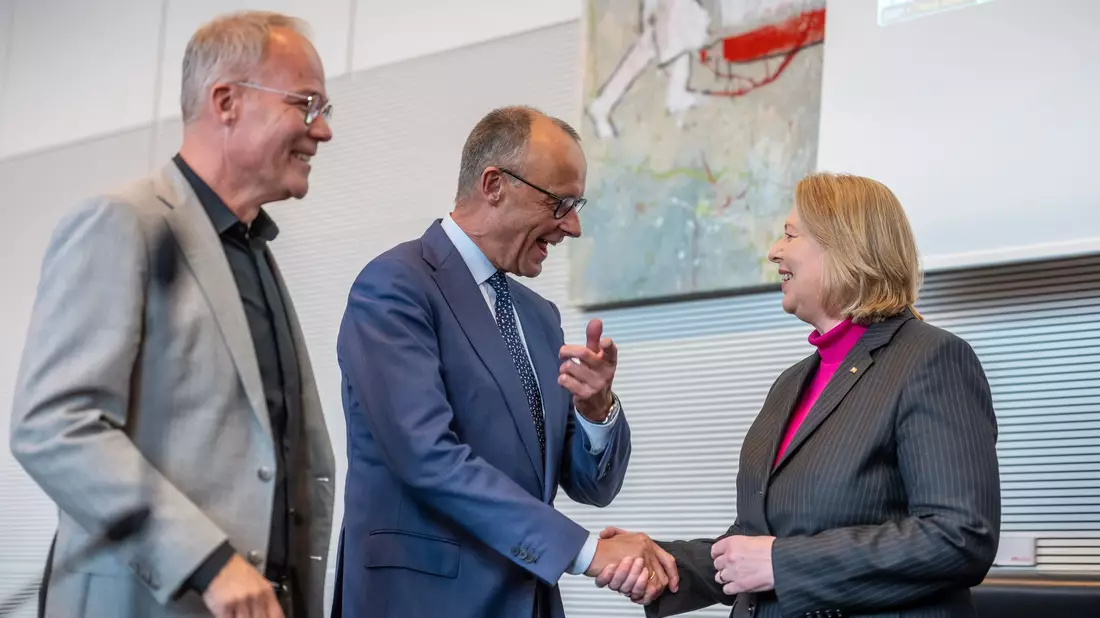 Vor allem für SPD-Chefin Bas hat Merz nette Worte parat. - Bild: Michael Kappeler/dpa