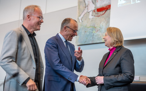 Vor allem für SPD-Chefin Bas hat Merz nette Worte parat. - Foto: Michael Kappeler/dpa