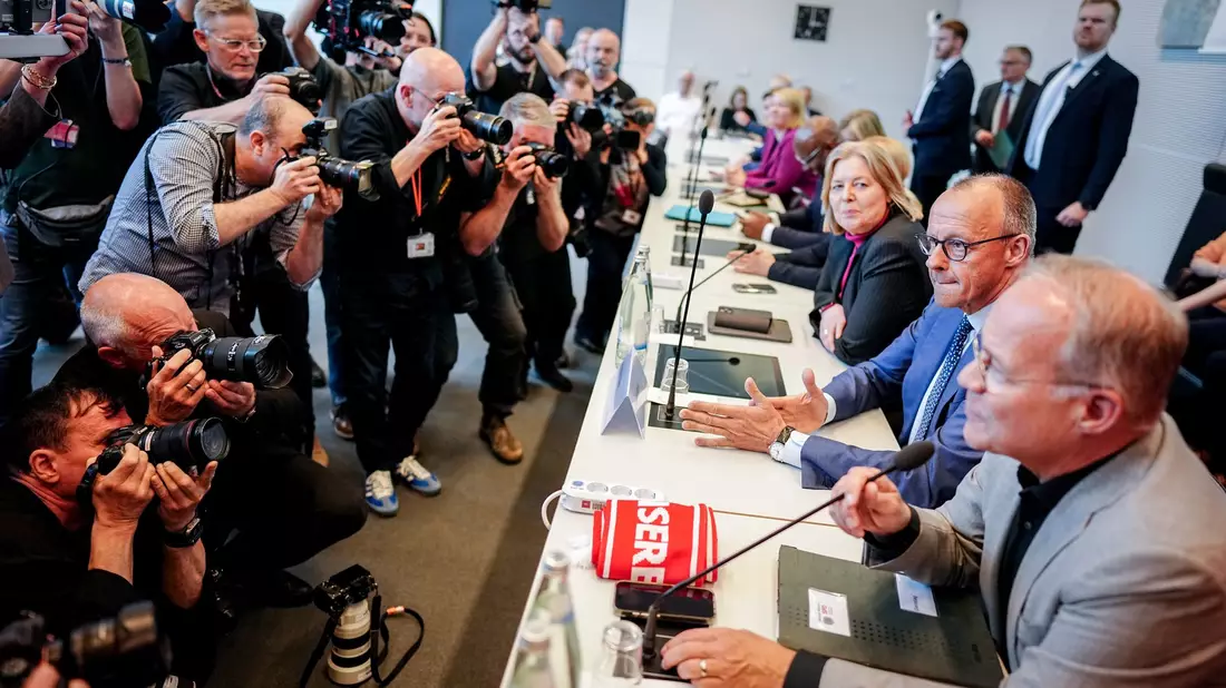 Es ist Merz' erster Besuch in der SPD-Fraktion als Kanzler. - Bild: Kay Nietfeld/dpa