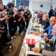 Es ist Merz' erster Besuch in der SPD-Fraktion als Kanzler. - Foto: Kay Nietfeld/dpa