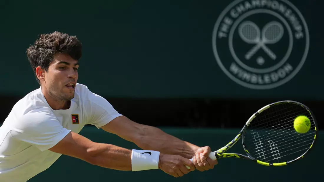 Carlos Alcaraz wird nicht beim Turnier in Wimbledon aufschlagen. (Archivbild) - Bild: Kin Cheung/AP/dpa