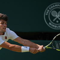 Carlos Alcaraz wird nicht beim Turnier in Wimbledon aufschlagen. (Archivbild) - Foto: Kin Cheung/AP/dpa