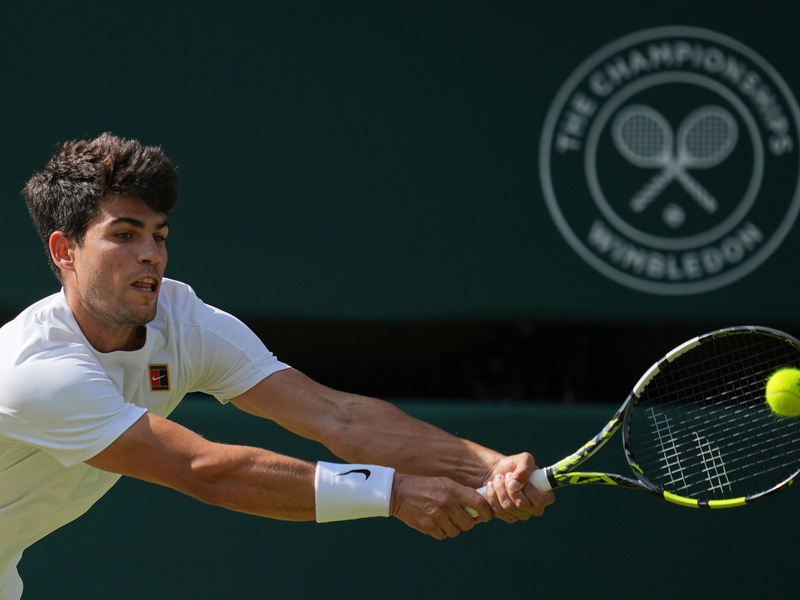 Carlos Alcaraz wird nicht beim Turnier in Wimbledon aufschlagen. (Archivbild) - Foto: Kin Cheung/AP/dpa