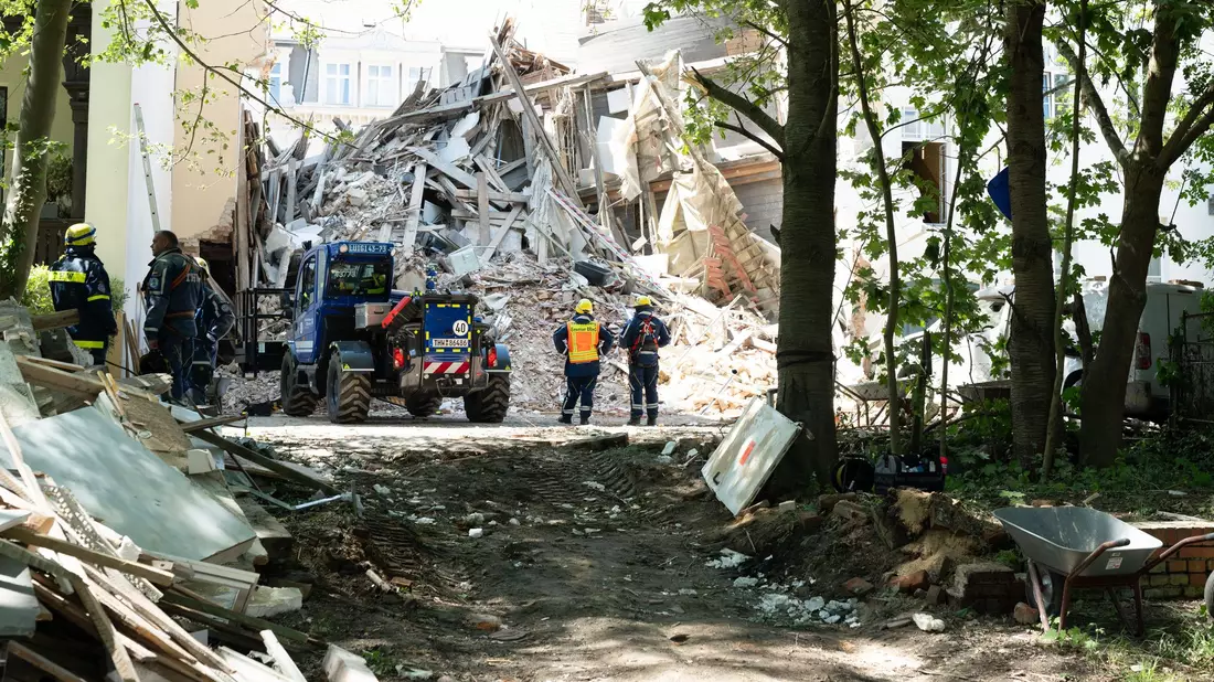 Auch eine Hundestaffel wurde bereitgehalten.  - Bild: Sebastian Kahnert/dpa