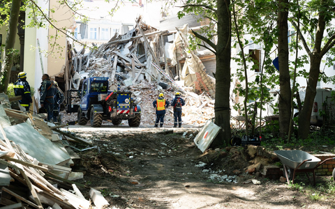 Auch eine Hundestaffel wurde bereitgehalten.  - Foto: Sebastian Kahnert/dpa