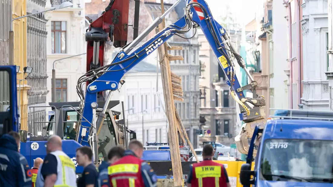Das Gebiet um die Einsturzstelle ist weiträumig abgesperrt. - Bild: Sebastian Kahnert/dpa