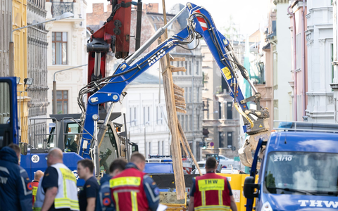 Das Gebiet um die Einsturzstelle ist weiträumig abgesperrt. - Foto: Sebastian Kahnert/dpa