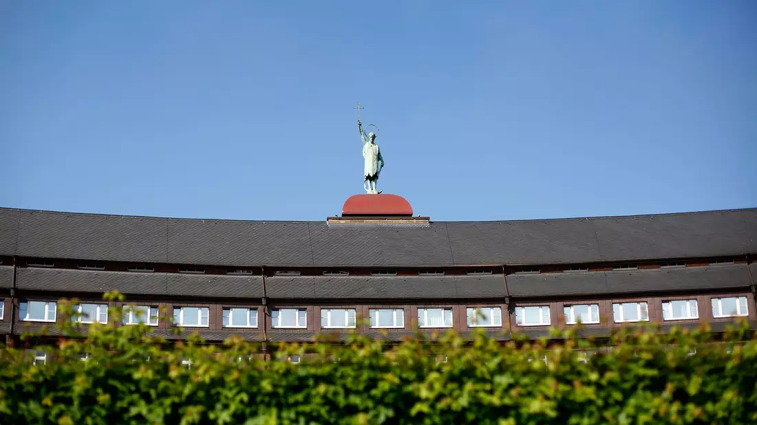 Ein Baby, das in der Helios St. Johannes Klinik behandelt wurde, wird vermisst. (Symbolbild) - Bild: Ina Fassbender/dpa