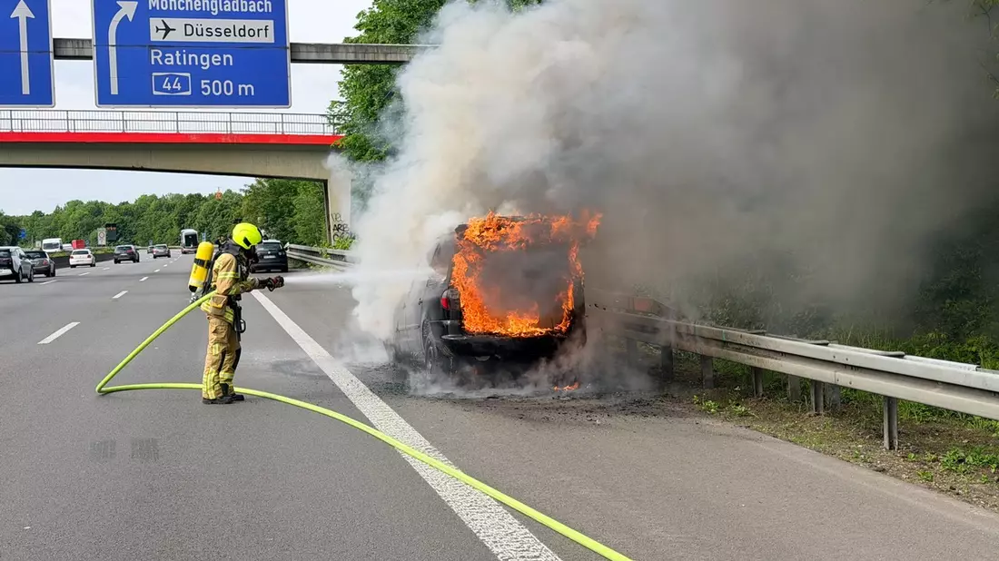 FW Ratingen: PKW-Brand auf der BAB 52 - Bild: presseportal.de
