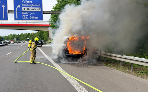 FW Ratingen: PKW-Brand auf der BAB 52 - Foto: presseportal.de
