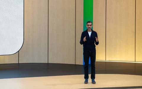 Die Nachfrage nach KI-Angeboten übersteigt laut Google-Chef Pichai die Kapazitäten. - Foto: Andrej Sokolow/dpa