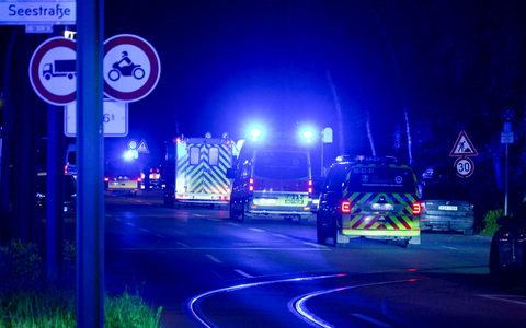 Der US-amerikanische Ebola-Patient aus dem Kongo kommt an der Charite an. - Foto: Christophe Gateau/dpa