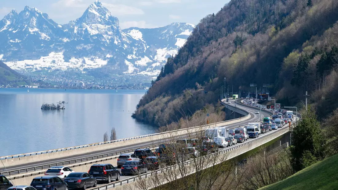 Am Gotthardtunnel ist zu Stoßzeiten stundenlange Geduld nötig. (Archivbild) - Bild: Urs Flueeler/KEYSTONE/dpa