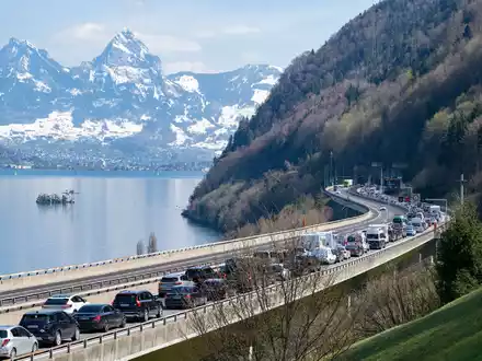 Am Gotthardtunnel ist zu Stoßzeiten stundenlange Geduld nötig. (Archivbild) - Foto: Urs Flueeler/KEYSTONE/dpa