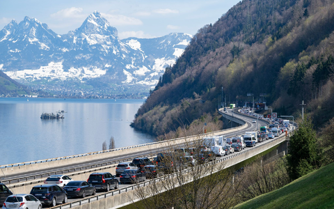 Am Gotthardtunnel ist zu Stoßzeiten stundenlange Geduld nötig. (Archivbild) - Foto: Urs Flueeler/KEYSTONE/dpa