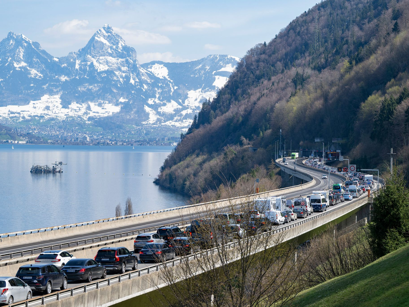 Am Gotthardtunnel ist zu Stoßzeiten stundenlange Geduld nötig. (Archivbild) - Foto: Urs Flueeler/KEYSTONE/dpa