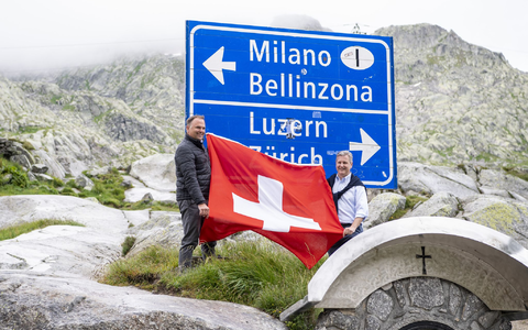 Marco Chiesa (r) und die Schweizerische Volkspartei (SVP), wollen Anwohner der Bergkantone schützen. (Archivbild) - Foto: Urs Flueeler/KEYSTONE/dpa